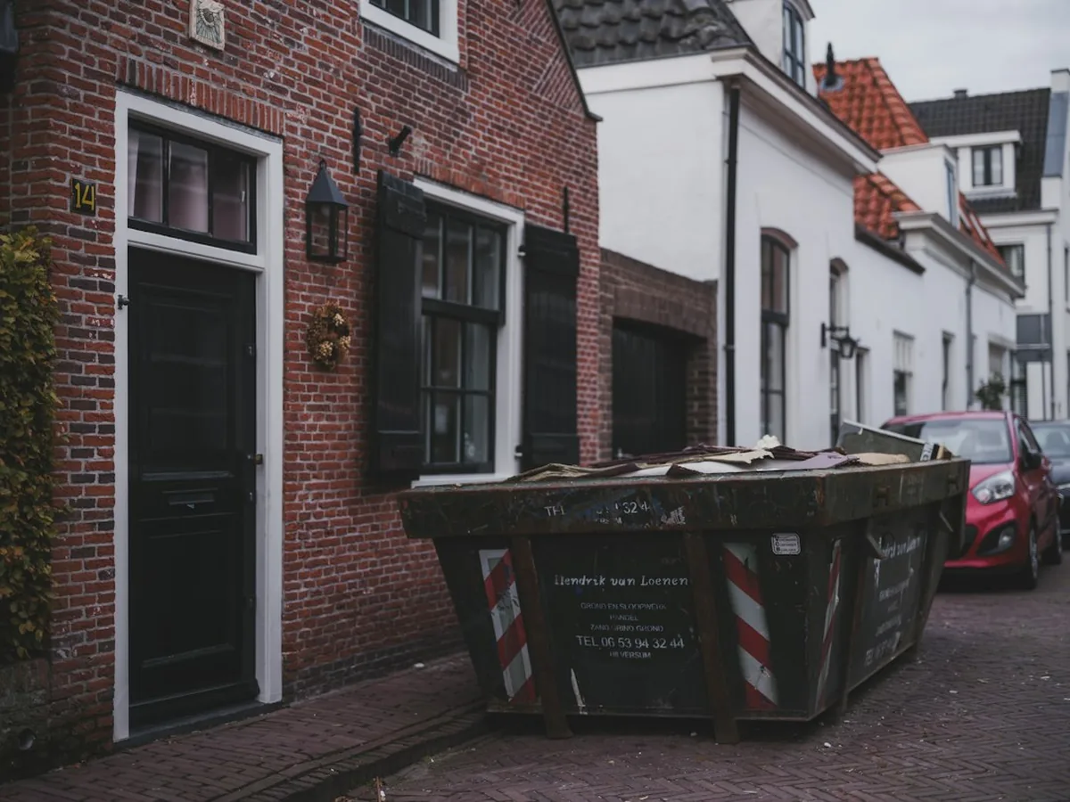 Benne de chantier posée dans une rue