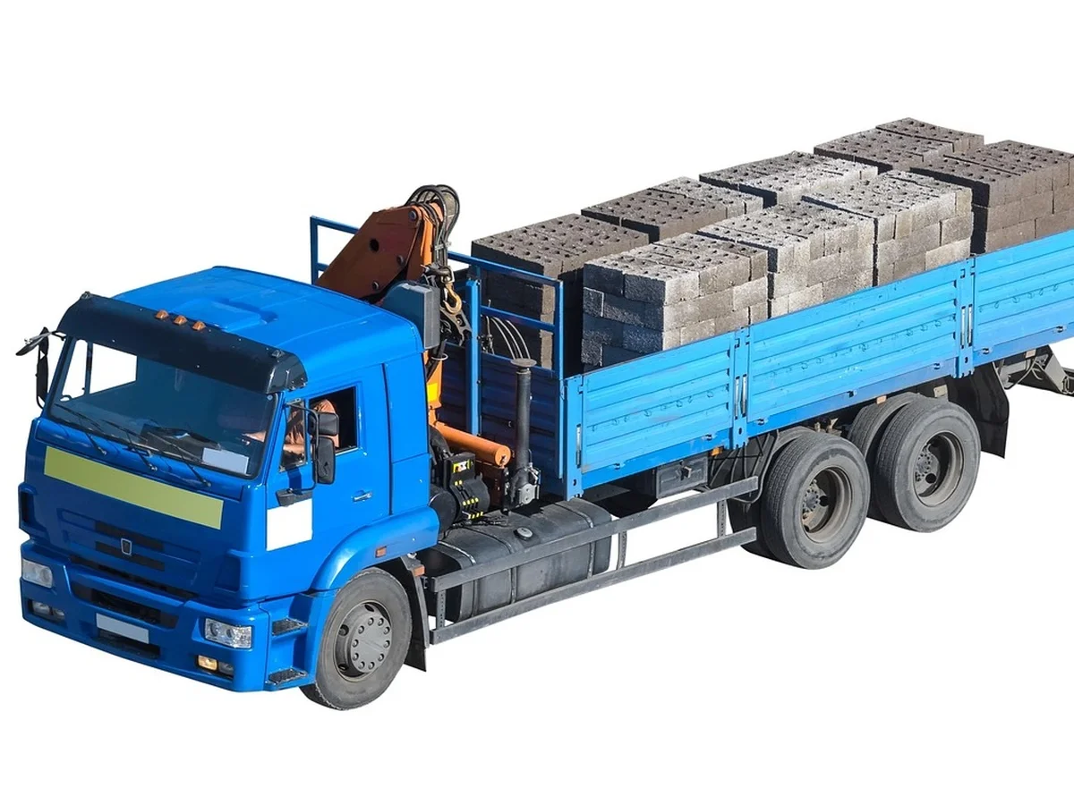 Camion plateau avec grue et big bags