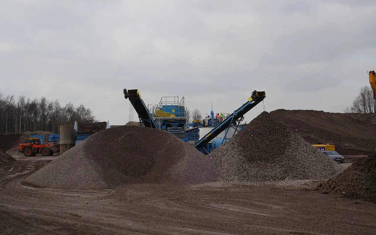 Alvéoles de stockage en blocs béton remplies de matériaux