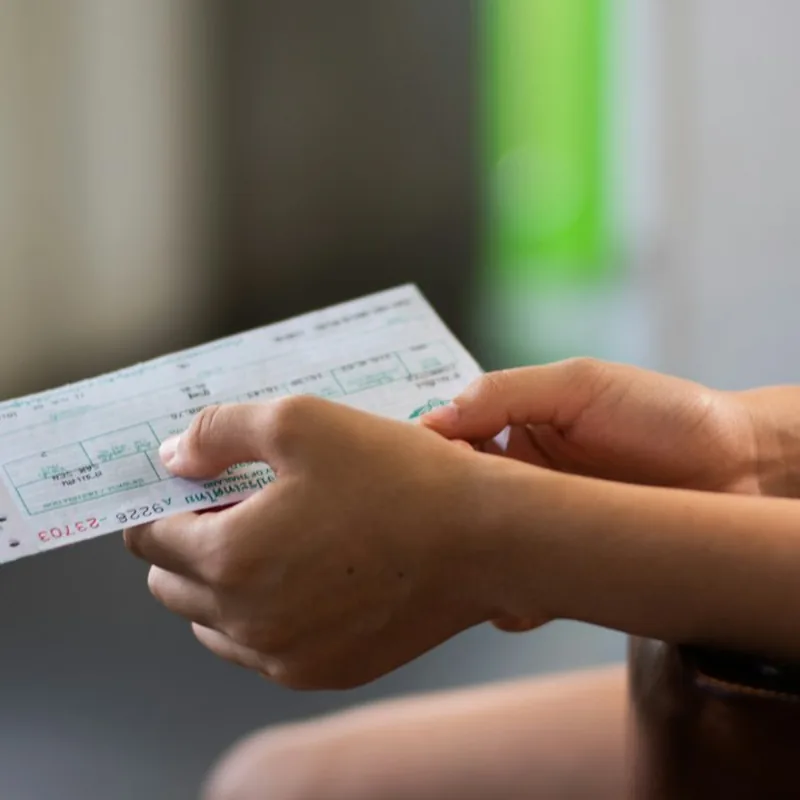 Ticket de pesée imprimé tenu en main